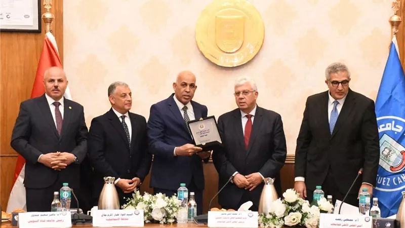 أيمن عاشور يكرم جامعة كفر الشيخ لفوزها بالمركز الأول بفئة أقل من 20 عامًا 