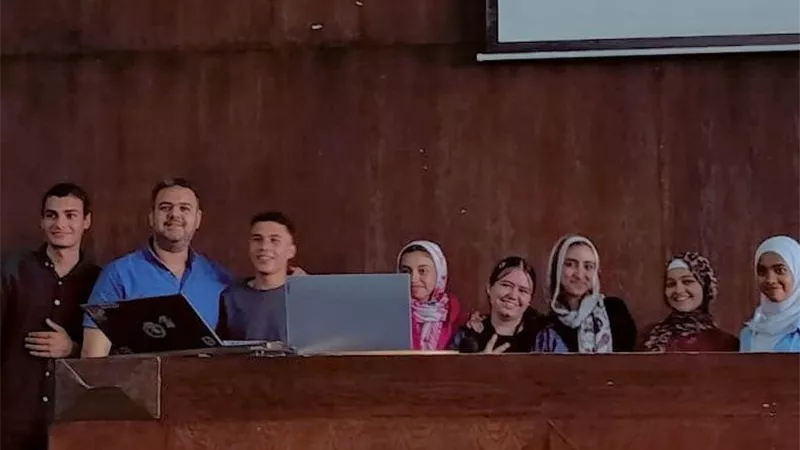 تجربة غير تقليدية.. طلاب أولى إعلام بحلوان يحولون الكتب إلى أعمال إعلامية