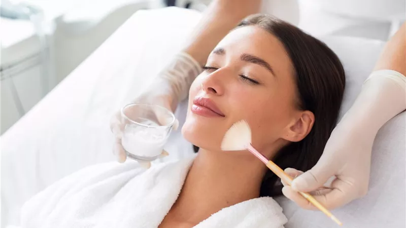 من المنزل.. إليك كيفية تقشير وجهك حسب نوع البشرة