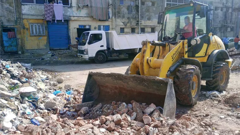رفع 20 طن أتربة وردم من الشوارع بحي غرب الإسكندرية 