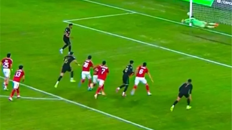الشوط الأول.. الجيش الملكي يتقدم على الأهلي (1-0)