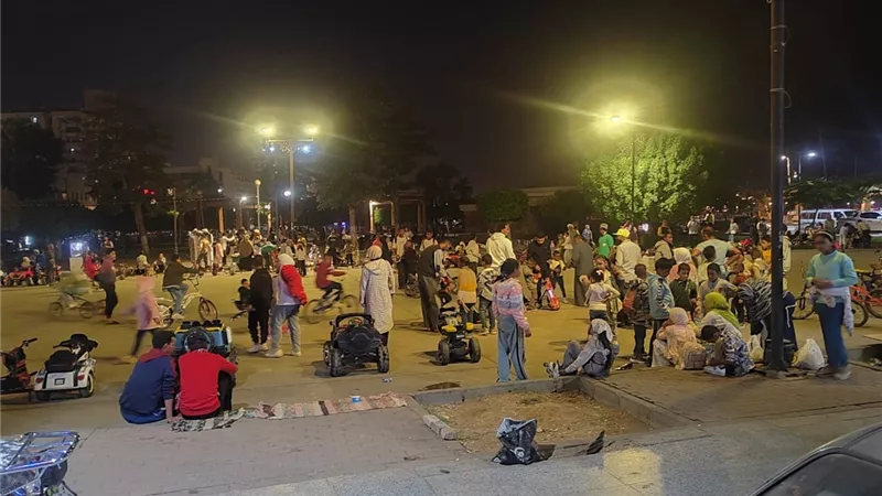 لقضاء العطلة.. توافد الأطفال على ساحة 
