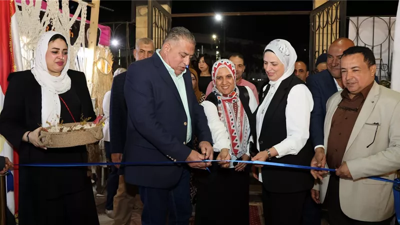 السكرتير العام للإسماعيلية يفتتح معرضًا لبيع مستلزمات الأسرة المصرية