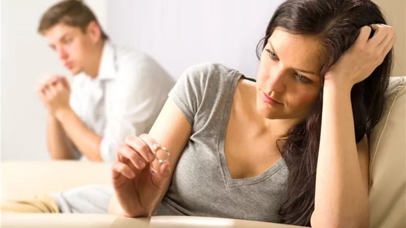 أسباب البرود العاطفي عند الزوجة وأساليب العلاج.. نصائح الخبراء 