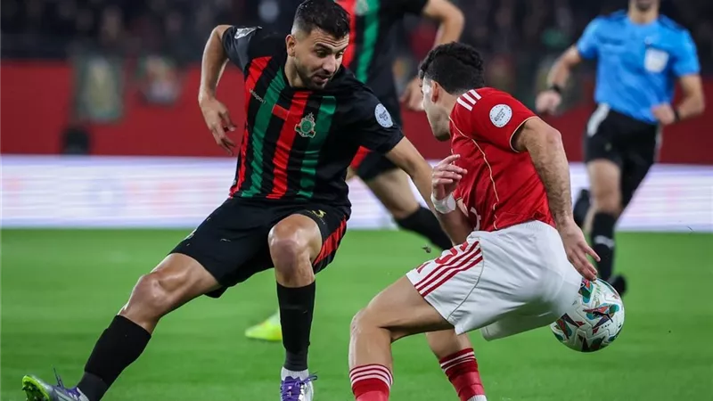 وسط شغب الجماهير المغربية.. الأهلي يفلت بتعادل مثير أمام الجيش الملكي 