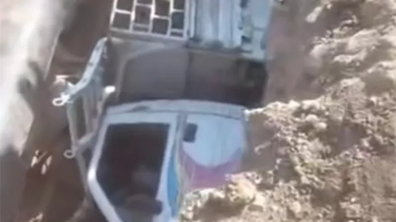 إصابة 6 أشخاص بعد سقوط سيارة فى حفرة صرف صحي بأسوان