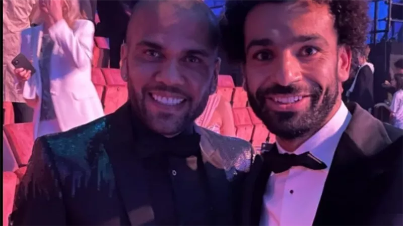 داني ألفيس: الكرة يجب أن تكون دائمًا مع صلاح كما كنا نفعل مع ميسي