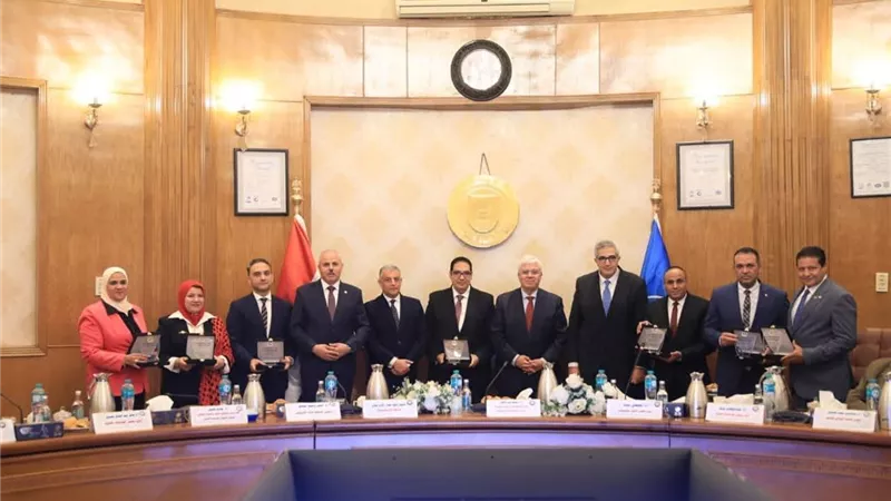 وزير التعليم العالي يكرم نائب رئيس جامعة المنصورة