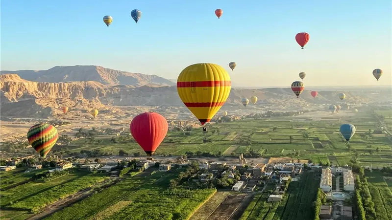 سماء الأقصر تتألق بـ 70 رحلة بالون تحمل 1960 سائحًا