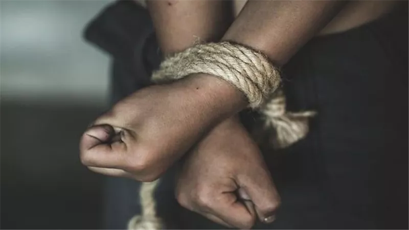 سيدة تستغيث لإنقاذ 5 أطفال من يد مدمن اختطفهم بسوهاج