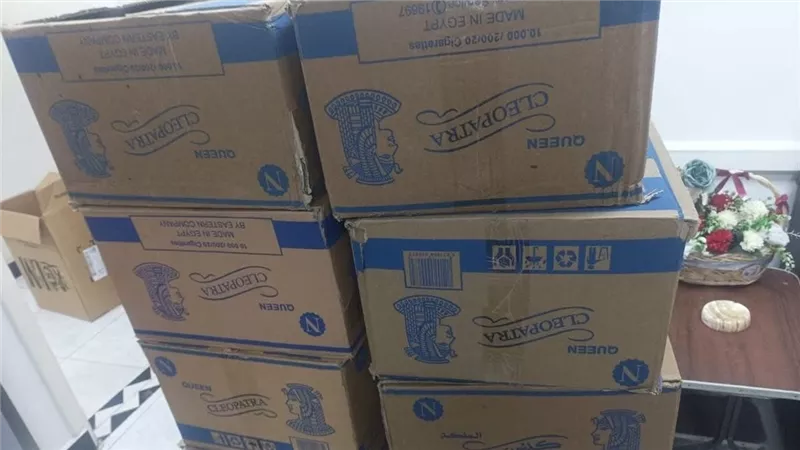 ضبط 6.2 ألف علبة سجائر مجهولة داخل مخزن غير مرخّص بالعريش