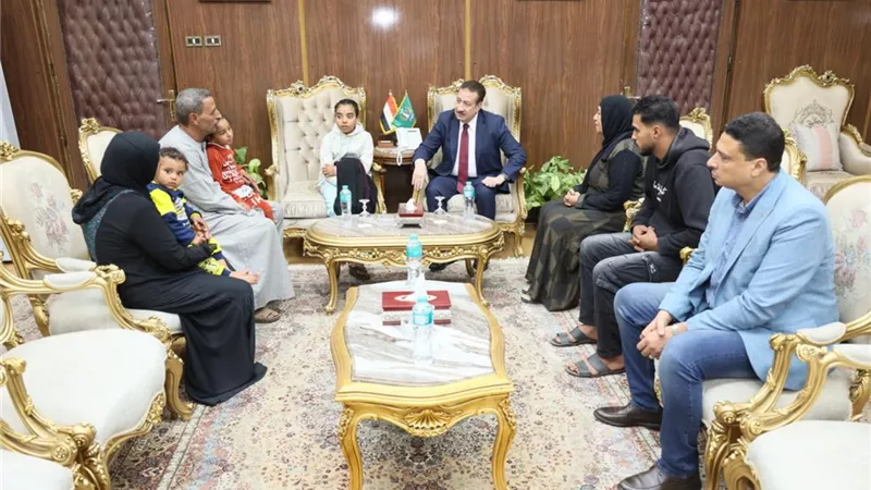 محافظ المنوفية يفي بوعده لأسرة شهيد الشهامة