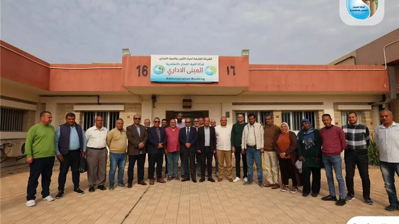 رئيس «صرف صحي الإسكندرية» يجتمع مع قطاع المعالجة لمتابعة الأداء