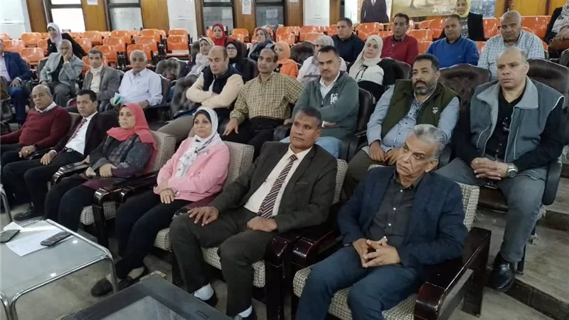 وكيل التعليم ببني سويف يعقد اجتماعًا لمتابعة الانضباط المدرسي
