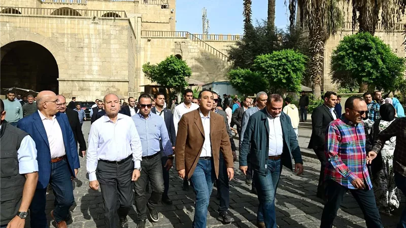 رئيس الوزراء يتفقد مسجد الحاكم بأمر الله ومشروع بوتيك الشوربجي 
