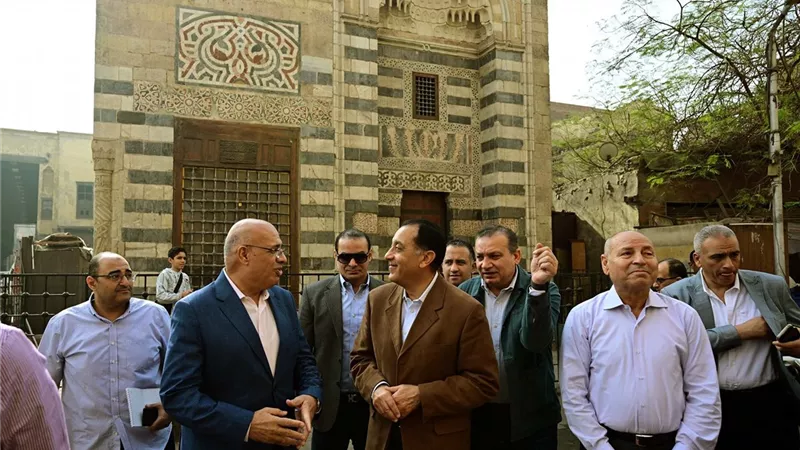 رئيس الوزراء يتفقد أعمال إعادة إحياء منطقة باب زويلة وحارة الروم|شاهد