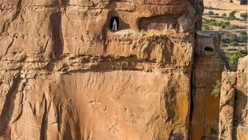 مغامرة روحانية.. كنيسة «أبونا ياماتا جوه» على حافة السماء