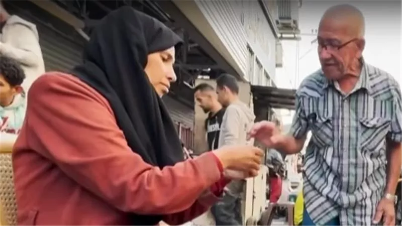 قصة صمود في سوق النصيرات.. أم فلسطينية تعيد تدوير العملة القديمة حتى تعيش