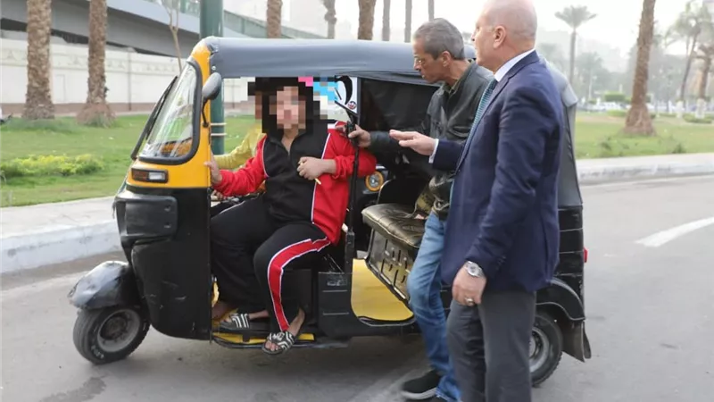 محافظ القاهرة يفاجئ  سائقي مركبات التوك توك| تفاصيل