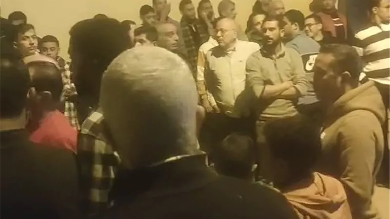 الأب والأم والأبناء.. رشيد تودّع أسرة كاملة من 5 أفراد في جنازة مهيبة 