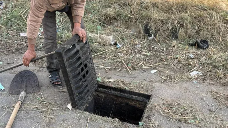 بهنساوي يتابع أعمال تطهير صفايات الأمطار بمساكن العاملين في قناة السويس
