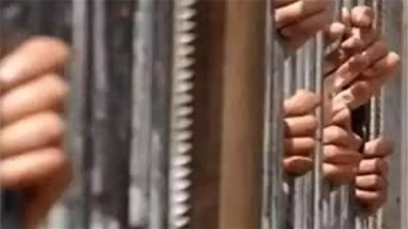 محاكمة شاب بتهمة ابتزاز فتاة بصور فاضحة لرفضها الاستمرار معه.. اليوم