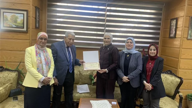 عميدة كلية البنات بجامعة عين شمس تكرم أعضاء هيئة التدريس 