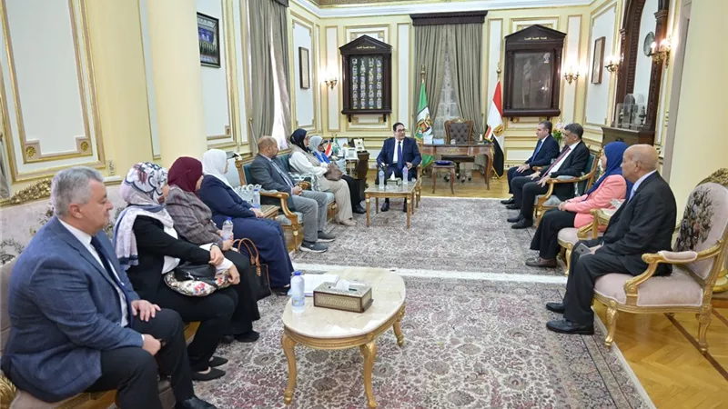 رئيس جامعة القاهرة يشيد بدور وخدمات معهد الأورام