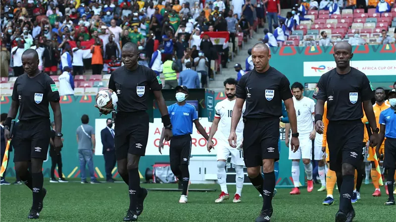 شوبير: التحكيم الأفريقي أظهر وجهه السيء للأهلي والزمالك 