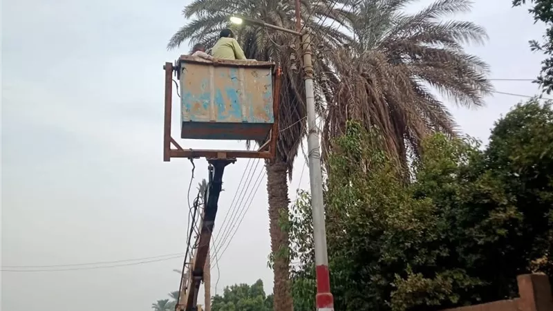 تمهيد طرق وصيانة إنارة وحملات نظافة موسّعة بقرى سنورس بالفيوم 
