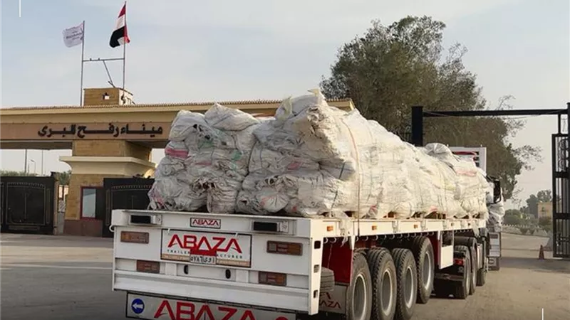 دعم غزة بـ91 ألف قطعة ملابس شتوية عبر قافلة زاد العزة 83 