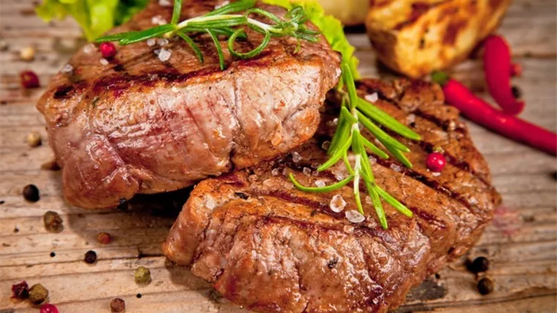 غداء اليوم.. خطوات عمل ستيك بصوص الروزماري في المنزل 
