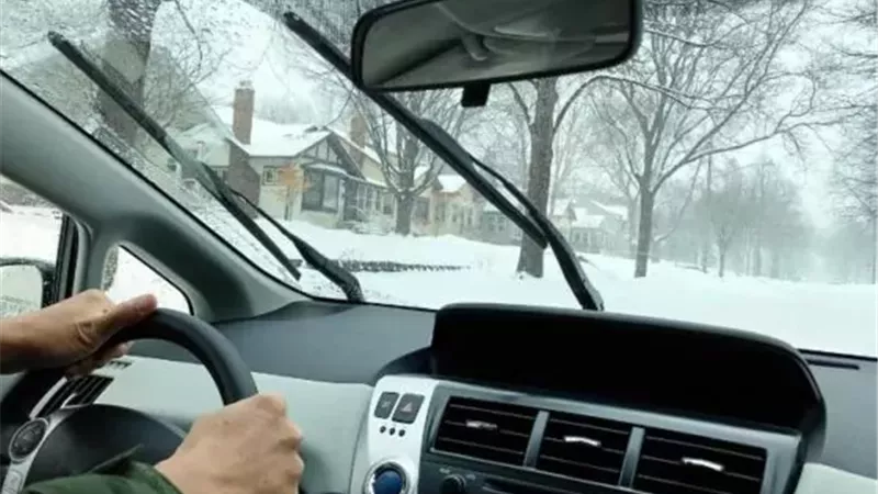 القيادة بأمان على الطرق الزلقة.. نصائح للسيارات في الثلج والجليد