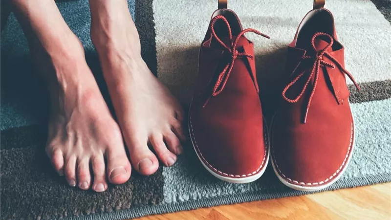 من أجل راحة القدمين.. 7 حيل طبيعية لتليين الحذاء 
