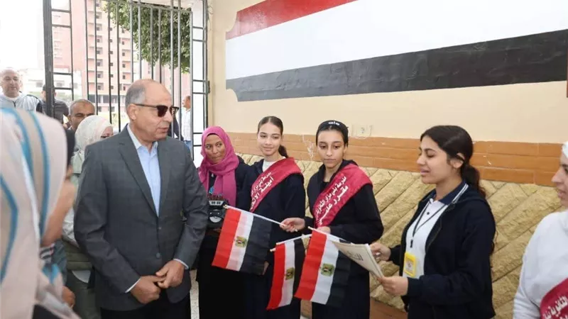 خلال تفقده لمدرسة بنى مزار الثانوية بنات.. محافظ المنيا يشيد بالانضباط
