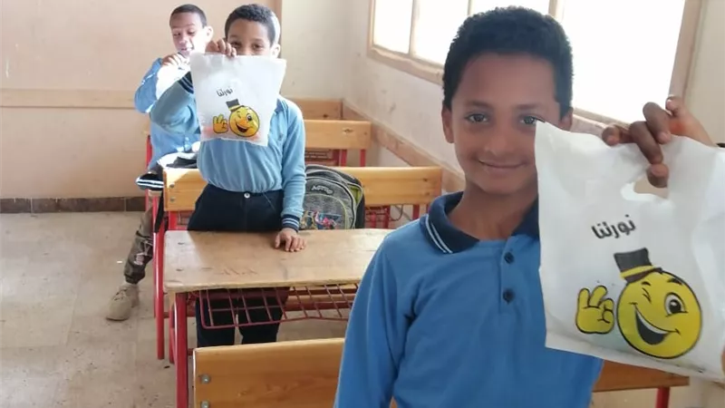 تشجيعا لهم.. مُعلمة بالأقصر توزع هدايا مجانية سنويا للطلاب 
