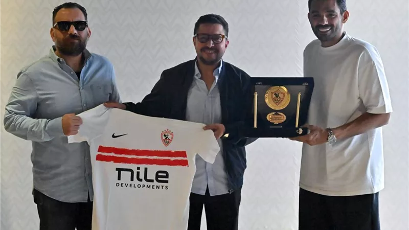 درع الزمالك للقنصل المصري تقديرا لدوره مع بعثة الأبيض في جنوب أفريقيا