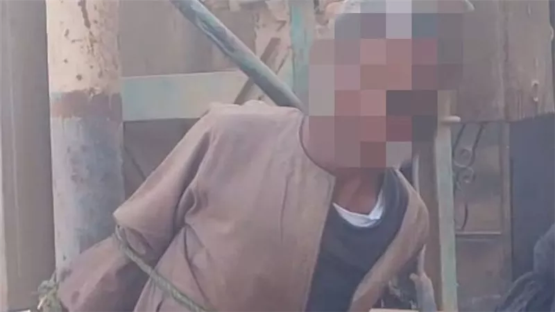 «علقوه في عمود إنارة».. الأهالي يضبطون لصا خلال محاولته سرقة أنابيب بقنا