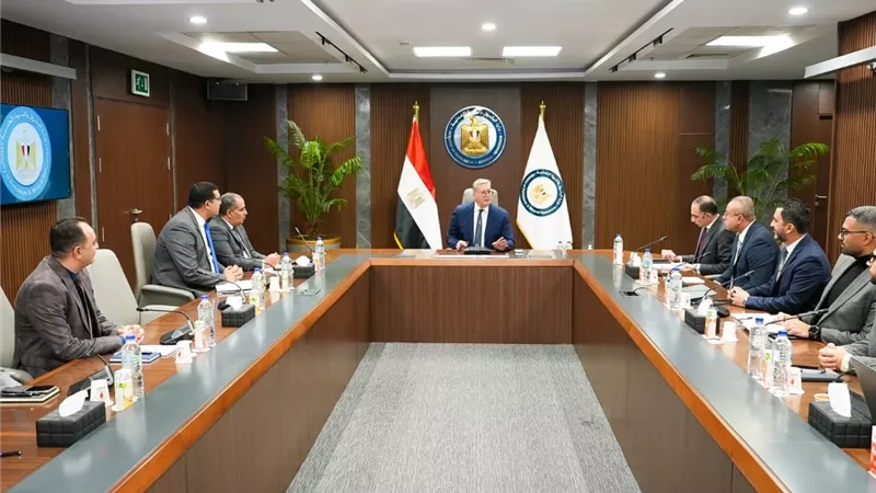 وزير البترول يكرم مهند عاطف لفوزه بجائزة أفضل وكيل ذكاء اصطناعي 