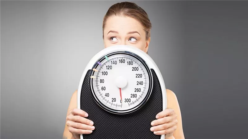 منها حركة الأمعاء.. أسباب تجعل وزنك يتغير كل يوم