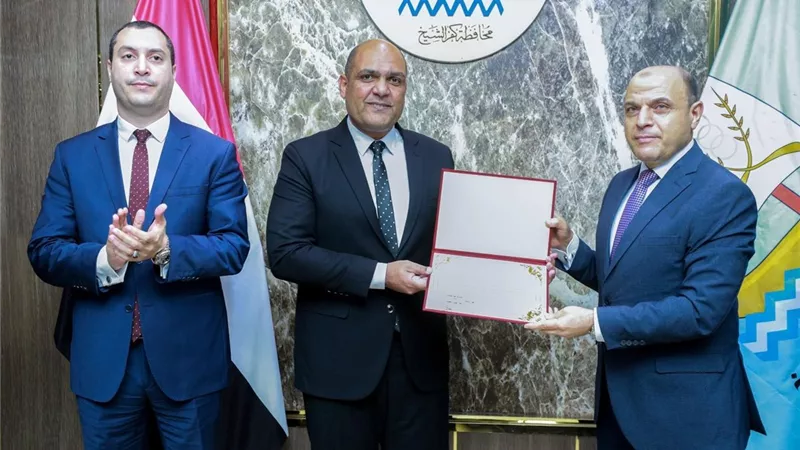 محافظ كفر الشيخ يكرم دسوق لفوزها بالمركز الأول في تقييم أداء المدن