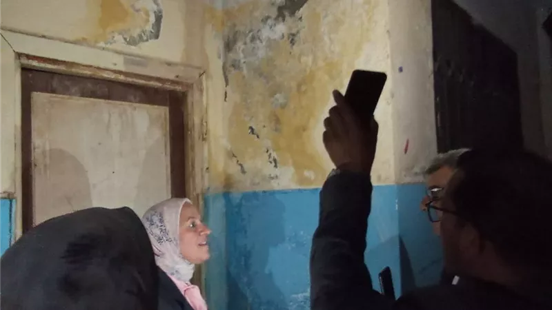 مدير «تعليم القاهرة» تتفقد مدرسة عمر بن عبدالعزيز لحل أزمة الصرف والكهرباء