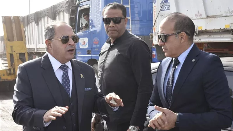 محافظ بورسعيد يستعرض آليات تطوير طريق معدية شرق التفريعة