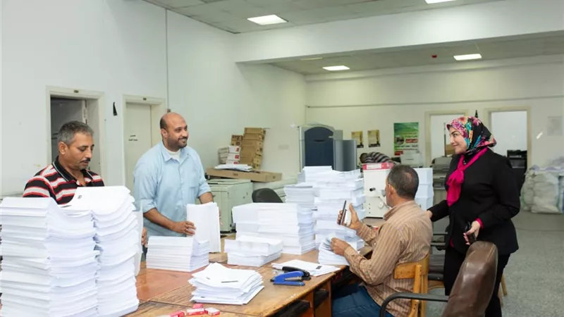 نائب رئيس جامعة دمنهور تتفقد وحدة الطبع والنسخ استعدادا للامتحانات