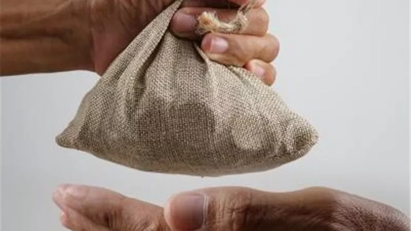 هل تجوز الصدقة على الأقارب غير المقتدرين؟.. أمين الفتوى يجيب