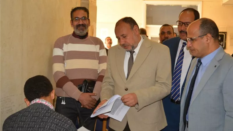 نائب رئيس جامعة الأزهر يتفقد امتحانات الفرقة الخامسة بكلية الطب بأسيوط