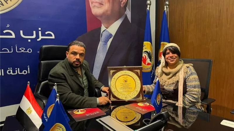 حزب حماة وطن يكرم معلمة مدرسة عبد السلام المحجوب بالإسكندرية  