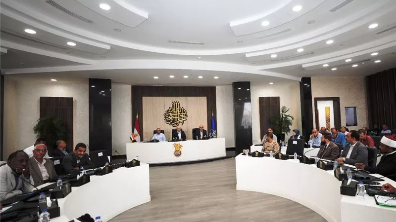 محافظ أسوان يوجه بتوزيع المهام والتكليفات الخاصة للتعامل بجدية مع الأمطار