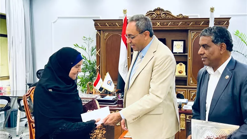 مسنة عمرها 80 عاما تهزم الأمية وتختم القرآن كاملًا.. ومحافظ قنا يكرمها