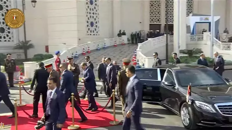 لحظة وصول الرئيس السيسي مقر افتتاح معرض